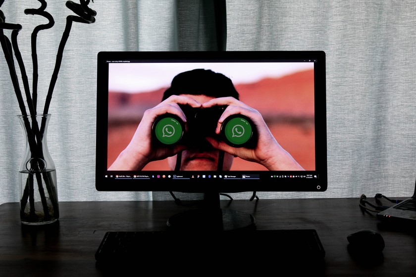 Fotomontaje de un hombre con prismáticos vigilando desde una pantalla de ordenador